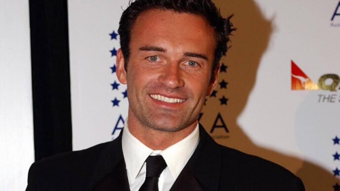 Morto Julian Mcmahon2C Attore A