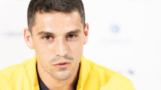 Nicolae Stanciu In Campo Con I