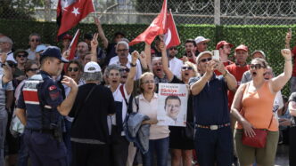 Oltre 10.000 Persone Protestan