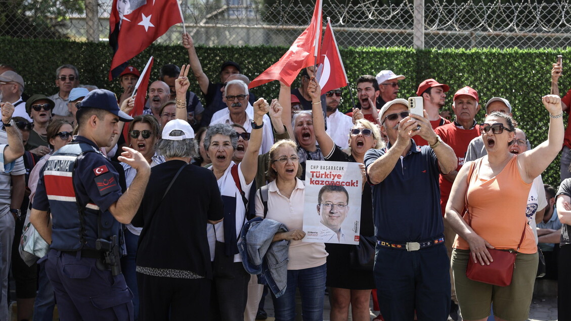 Oltre 10.000 Persone Protestan