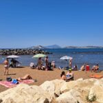 Paura E Normalità Dopo La Scossa Di Terremoto A Pozzuoli, Cittadini Tornano Alla Vita Di Spiaggia