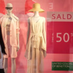 Primo Giorno Di Saldi Estivi A Milano Corso Vittorio Emanuele Pieno Di Acquirenti E Turisti In Cerca Di Offerte