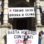Protesta Di Extinction Rebellion A Torino Davanti A Palazzo Civico Con Bandiere E Striscioni Pacifisti E Ambientalisti
