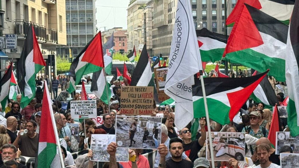 Proteste A Milano Contro I Bom