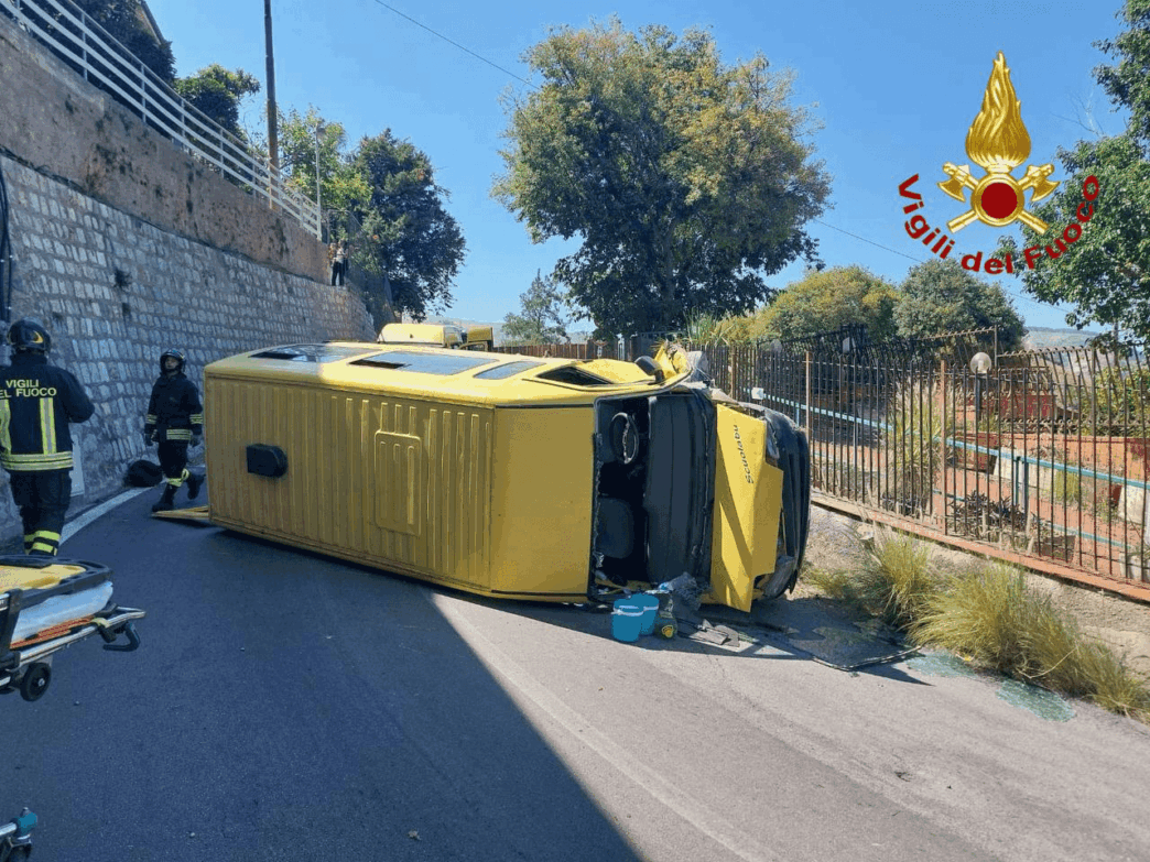 Pulmino Si Ribalta A Palermo C