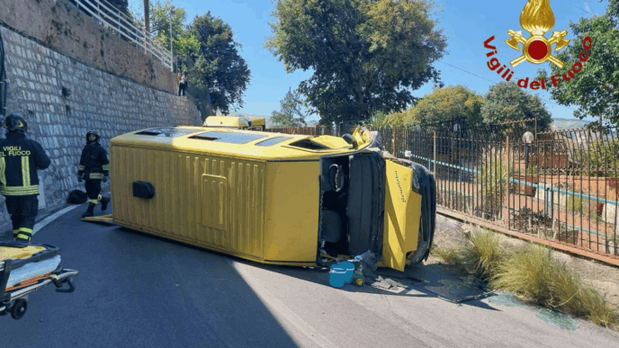 Pulmino Si Ribalta A Palermo C