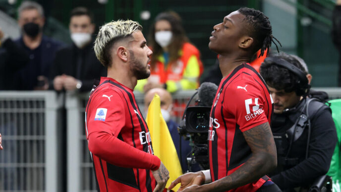 Rafael Leao Saluta Theo Hernan