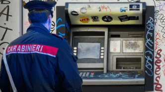 Rapina Con Pistola Al Bancomat