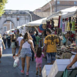 Riqualificazione Entro Il 2026 Del Mercato Domenicale Di Porta Portese A Roma Con Nuovi Stalli E Logo Vintage