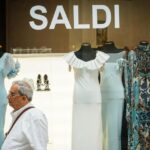 Saldi A Napoli Partenza Lenta Con Sconti Fino Al 50 Per Cento Tra Turisti E Giovani
