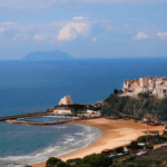 Sperlonga Come Non L’hai Mai Vista: Mare Blu, Ville Romane E Una Panchina Gigante Tra I Monti