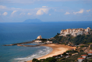 Sperlonga come non l’hai mai vista: mare blu, ville romane e una panchina gigante tra i monti
