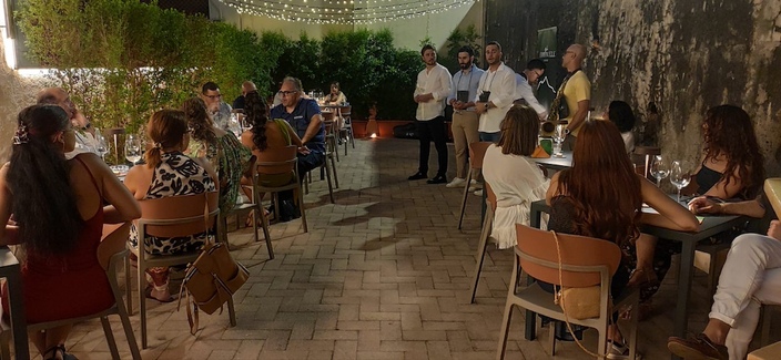 Serata Con Le Cantine Russo A
