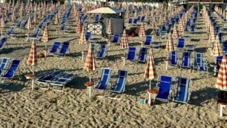 Teppistelli Sulle Spiagge Di R