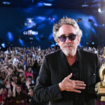 Tim Burton E Monica Bellucci A Giffoni Film Fest, Entusiasmo Tra I Giovani Fan Per Mercoledì E La Seconda Stagione Su Netflix