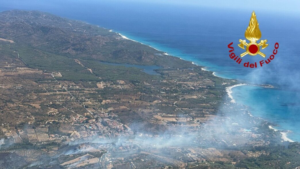Tre Canadair E Numerosi Mezzi