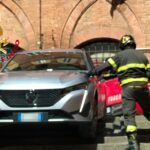 Turisti Brasiliani Seguono Il Gps E Finiscono Con L’auto Incastrata Su Una Scalinata A Siena