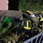 Un’auto Finisce Nel Cortile Di Una Palazzina A Fermo Nella Notte, Soccorsi Sul Posto