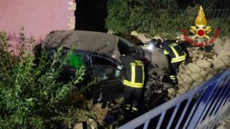 Une28099Auto Finisce Nel Cortile Di