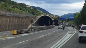 Un Agente Si Mette In Mezzo Al