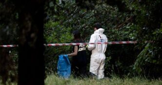 Un Giovane Scoperto A Nasconde