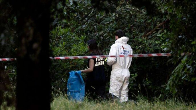 Un Giovane Scoperto A Nasconde
