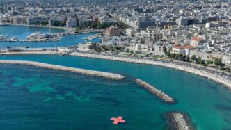 Un Grande Cerotto Sul Mare A B