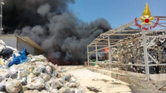 Un Incendio Devasta Lo Stabili