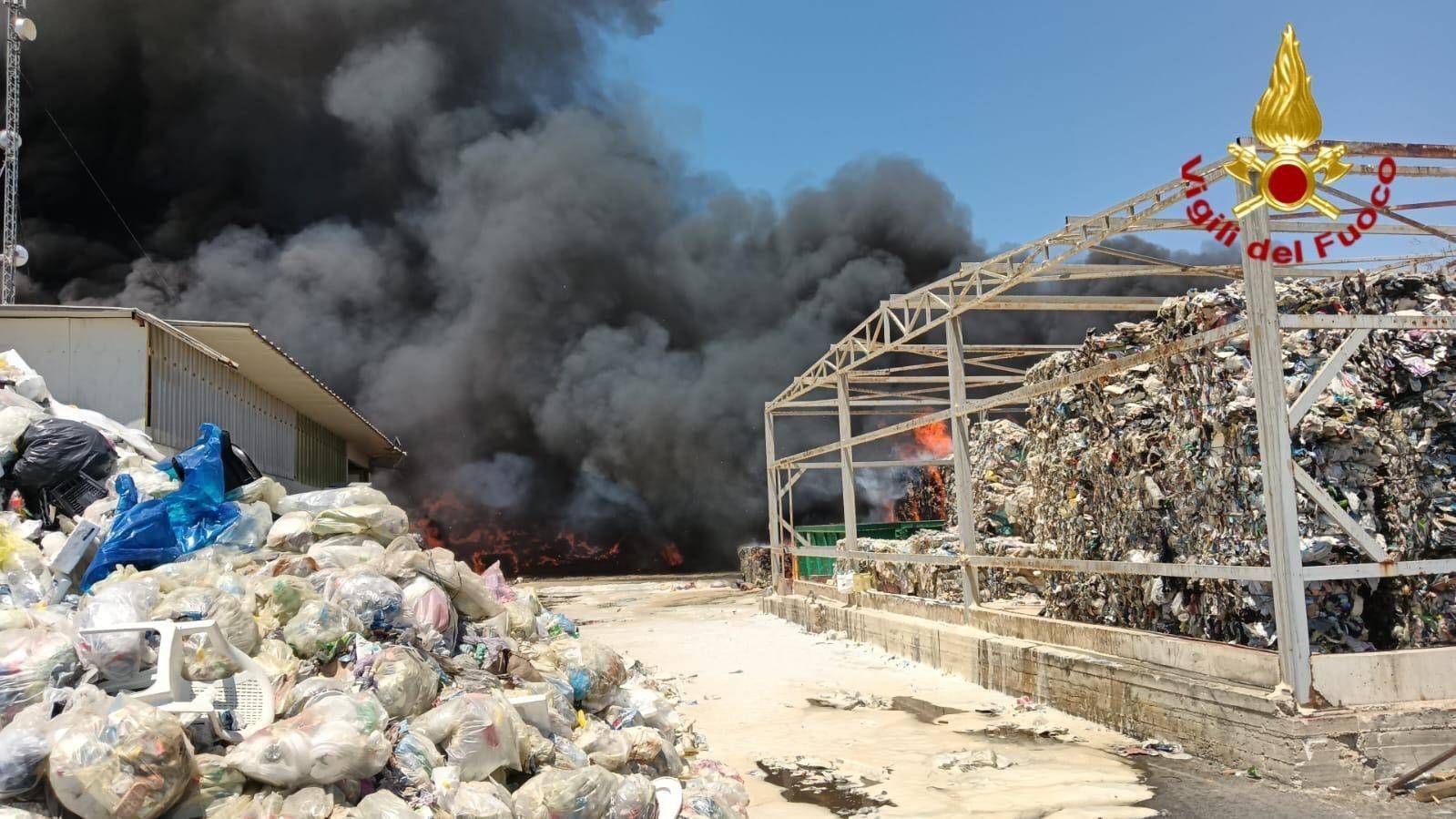 Un Incendio Devasta Lo Stabili