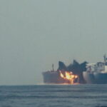 Un Mercantile Greco Sotto Attacco Al Largo Dello Yemen Nel Mar Rosso, Equipaggio Abbandona La Nave In Fiamme