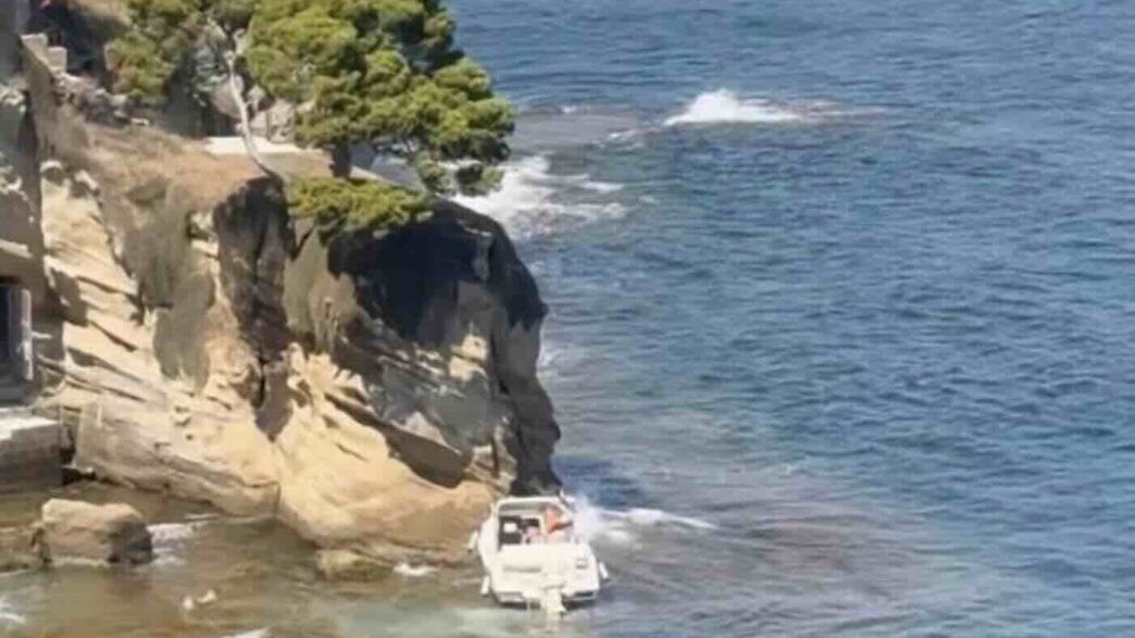 Un Motoscafo Si Arena A Posill