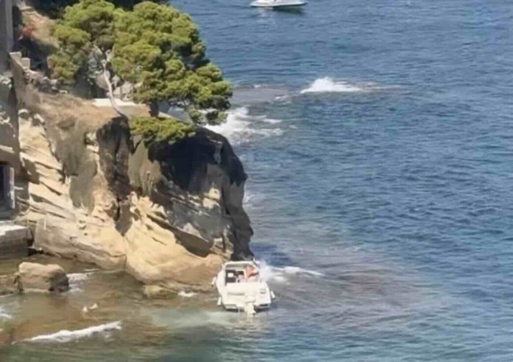 Un Motoscafo Si Arena A Posill