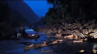 Una Frana Colpisce Due Auto In
