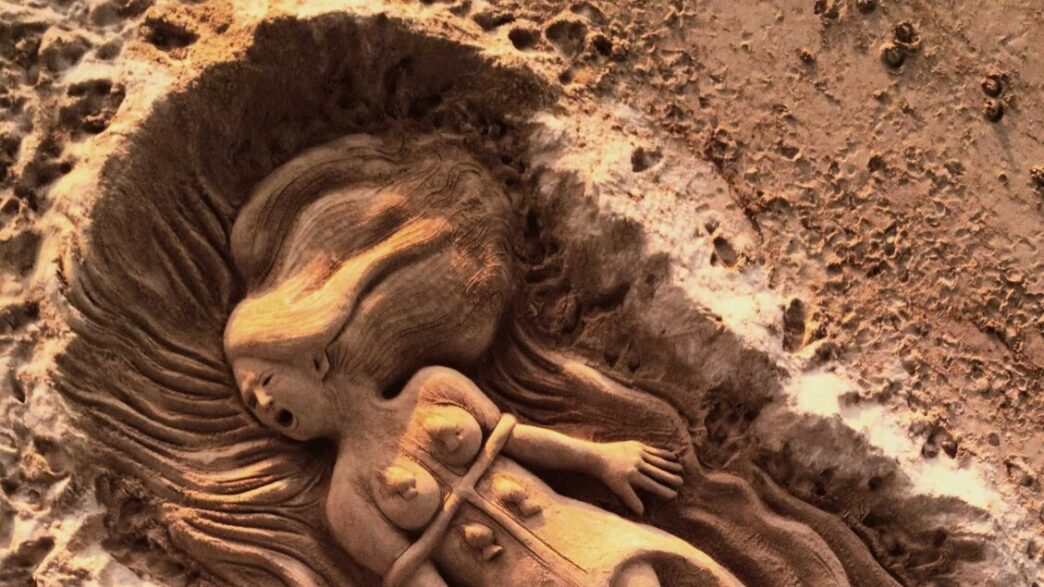 Una Scultura Sulla Spiaggia Di