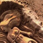 Una Scultura Sulla Spiaggia Di Platamona Ritrae La Sardegna Ferita Dagli Incendi Devastanti