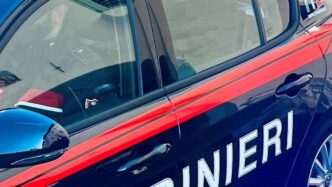 Uomo Alla Guida Di Un Suv Ruba