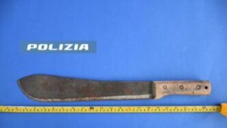 Uomo Armato Di Machete Avvista
