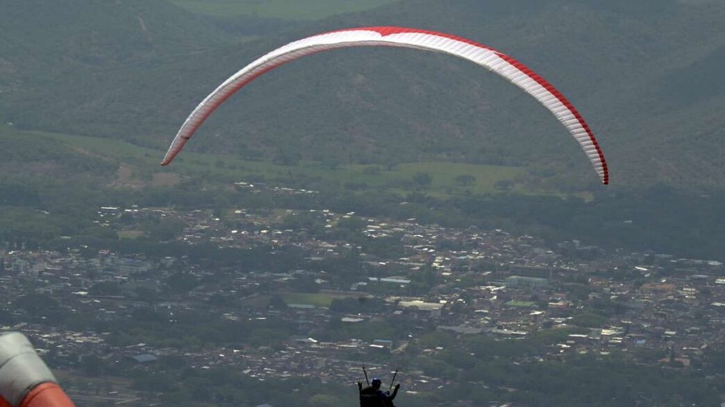 Uomo Cade Con Il Parapendio Ne