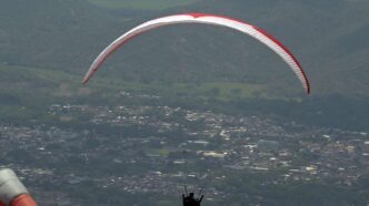 Uomo Cade Con Il Parapendio Ne