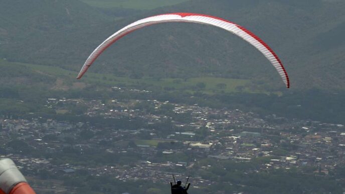 Uomo Cade Con Il Parapendio Ne