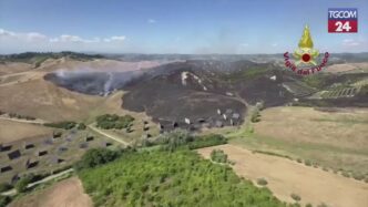 Vasto Incendio In Un Campo Con