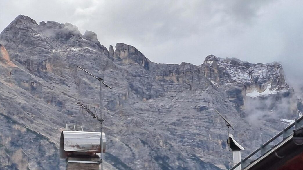 Nuova Neve Imbianca Le Cime Di