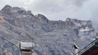 Nuova Neve Imbianca Le Cime Di