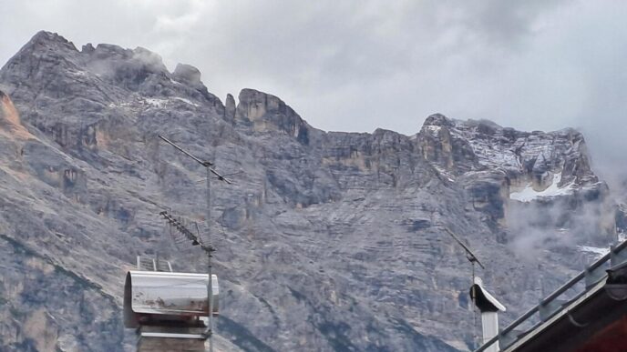 Nuova Neve Imbianca Le Cime Di