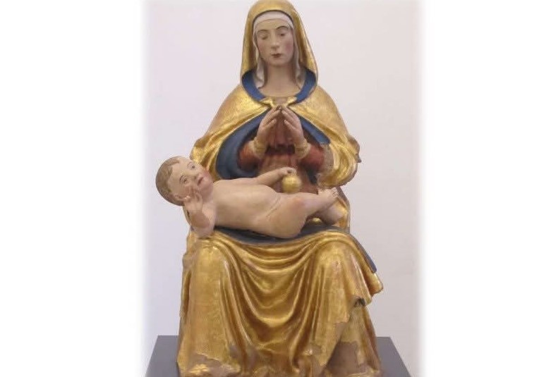 Una Scultura Della Madonna Con