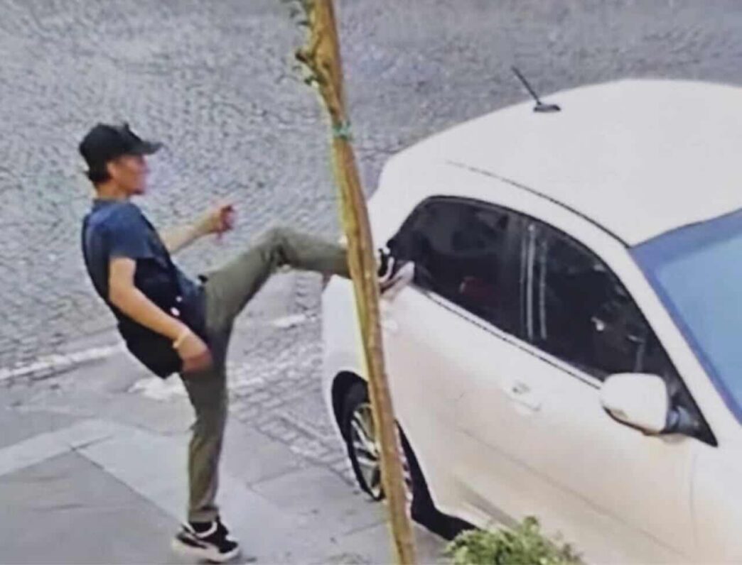 A Napoli Vetri Infranti E Auto