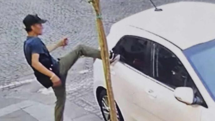 A Napoli Vetri Infranti E Auto