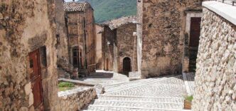 Abruzzo E Aree Montane Italian