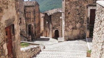 Abruzzo E Aree Montane Italian