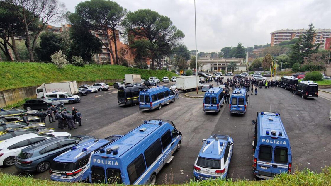 Aggressione A Una Troupe Di 27F